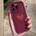 Funda Deep Berry con Corazón 3D en Relieve | Acabado Mate Silk | Compatible para iPhone 13 Pro