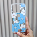 Funda Crystal Floral: Flores Celestes y Blancas con Carga Magnética